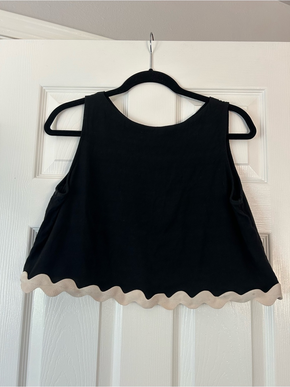 Petal & Pup Black Cropped Tank with Scalloped Cream Hem size L linen Blend